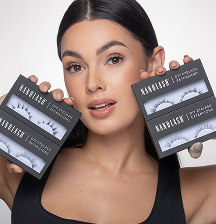 Brunetka držící DIY sadu na prodlužování řas