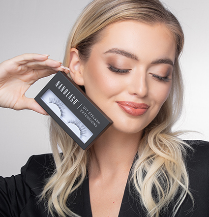 Blondýna držící DIY sadu na prodlužování řas