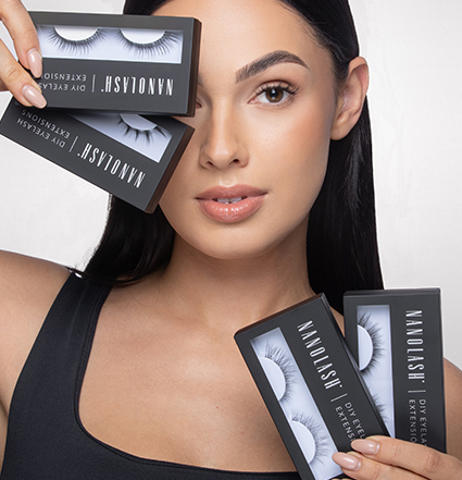 Blondýna držící DIY sadu na prodlužování řas