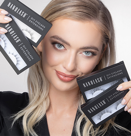 Blondýna držící DIY sadu na prodlužování řas
