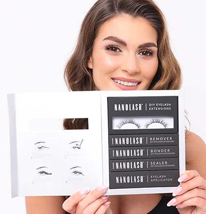 Modelka s širokým úsměvem drží startovací sadu na prodlužování řas